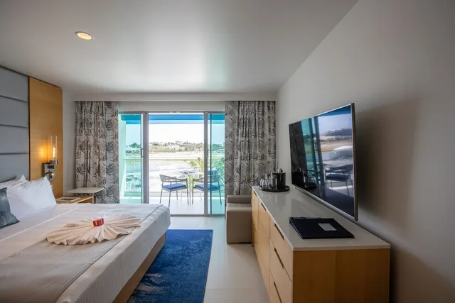 Guest Room, King Bed, Runway View، The Morgan Resort & Spa 2/7
