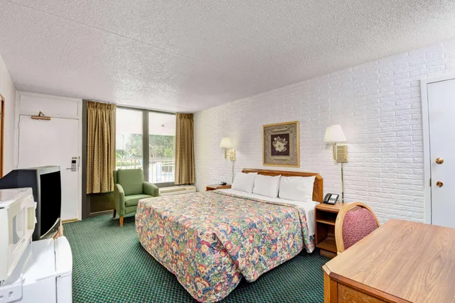 غرفة بسرير كينج، Inn At Atlantic City Hotel & Banquet 2/3