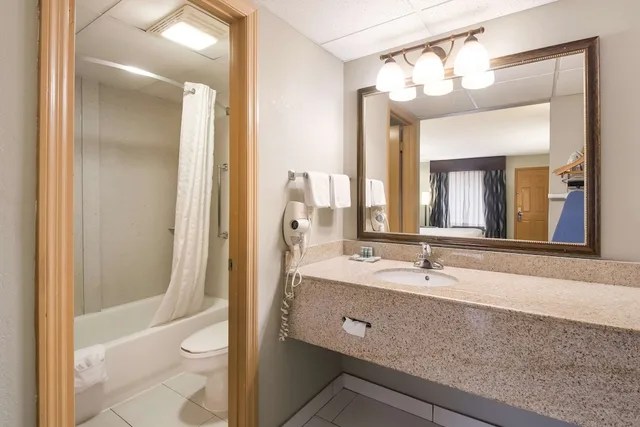 غرفة قياسية بسرير كينج بحوض جاكوزي، Best Western Inn Winchester 2/4