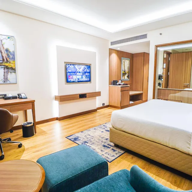 غرفة بريميوم بسرير كينج، Golden Tulip Jalandhar 1/4
