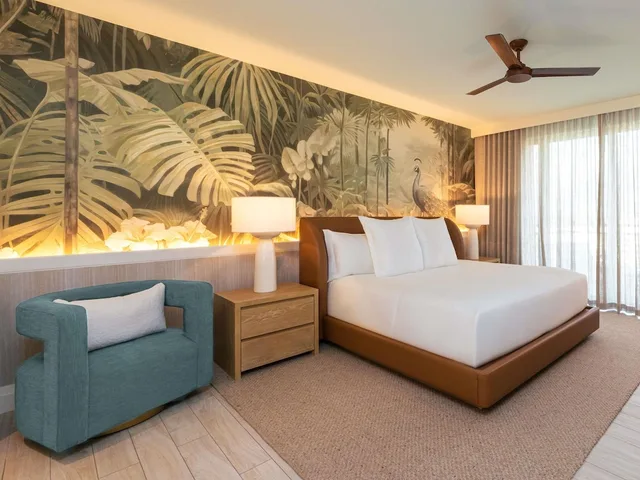 غرفة سوبيريور بسرير كينج لذوي الإعاقة، SLS Baha Mar 1/2