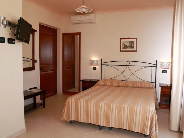 غرفة رباعية بسرير مزدوج وسريرين منفصلين بشرفة، B B Villa Cristina 1/4