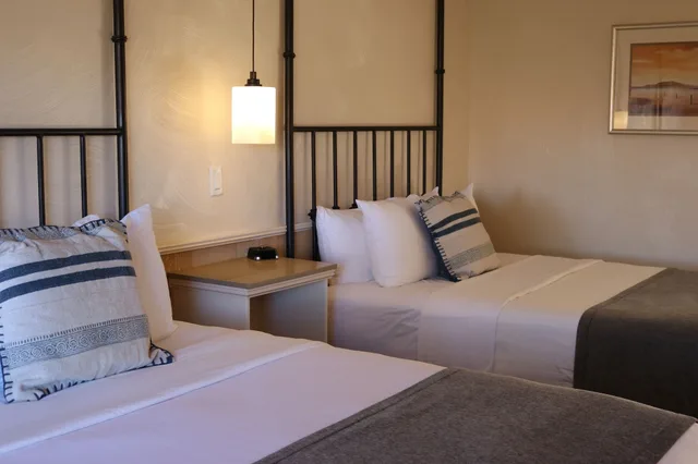 غرفة بسريرين كوين، Sky Ranch Lodge 1/3