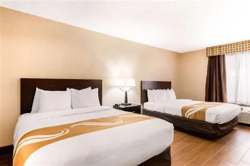 غرفة بزنس بسرير كينج، Quality Inn & Suites Orlando Airport 1/1
