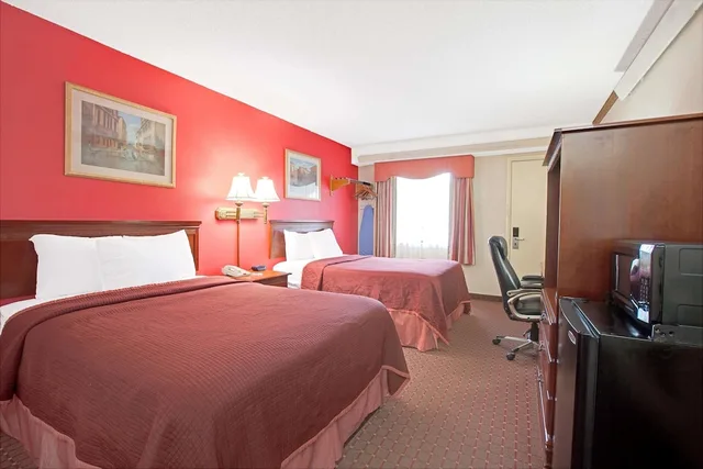 غرفة بسريرين مزدوجين، Travelodge by Wyndham Parsippany 2/10