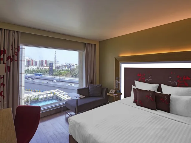 غرفة بريميير بسرير كينج، Novotel Bengaluru Outer Ring Road (ex Novotel Bengaluru Techpark) 2/10
