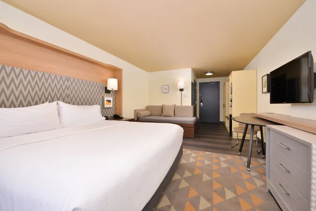 غرفة قياسية بسرير كينج مع أريكة، Holiday Inn Kansas City Airport 1/6