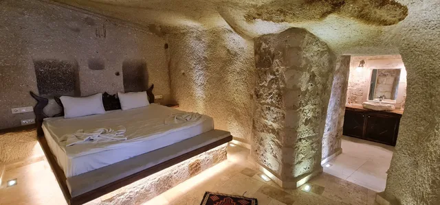 Cave, Harem, Suite, King Bed, Shoestring Cave House 1/1