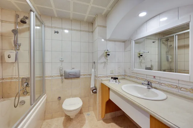 غرفة قياسية بسرير مزدوج بشرفة، Royal Asarlik Beach Hotel 3/5