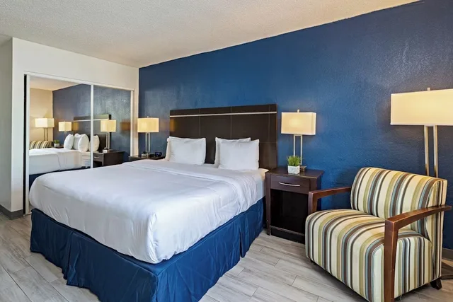 غرفة قياسية بسرير كينج لذوي الإعاقة، Motel6 Altamonte Springs, FL 2/4