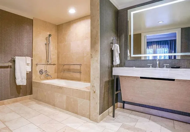 Room, King Bed, Accessible, Hotel Amarano Burbank 2/2