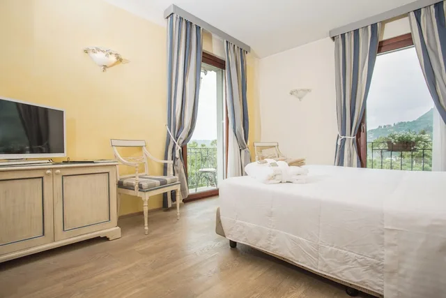 غرفة تنفيذية بسرير مزدوج أو سريرين منفصلين بإطلالة على البحيرة، Hotel Spiaggia D Oro 2/6