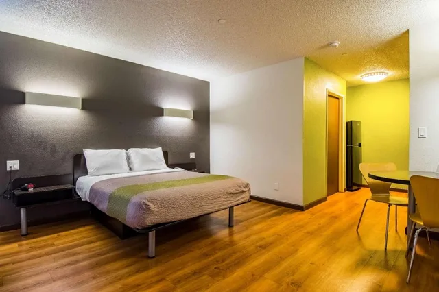 1 Queen Bed - Mobil Access Tub Nsmk Kitchen، Studio6 Cypress, CA 4/6