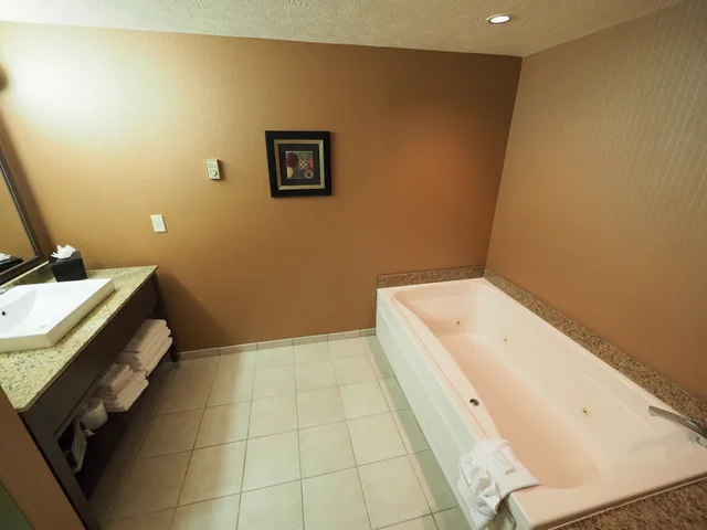 جناح بسريرين كوين بحوض جاكوزي، Evergreen Resort 2/2