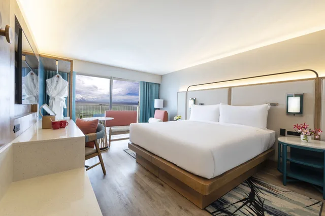 غرفة بريميوم بسرير كينج بإطلالة على البحر، Crowne Plaza Resort Guam 2/10