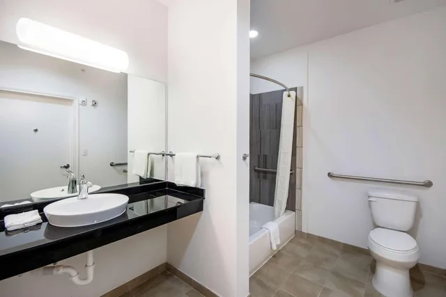 2 Queen Beds - Mobil Access Tub Smk Micfridg، Motel6 Channelview, TX 9/10