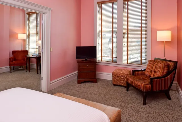 Suite, King Bed, Murphy Bed, Parlor، Montvale Hotel 1/3