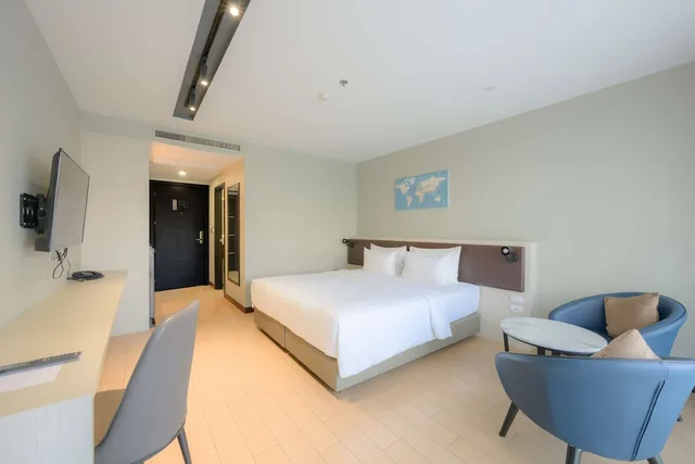 غرفة بريميوم بسرير كينج بإطلالة على المسبح بحوض استحمام، Lewit Hotel Pattaya, a member of Radisson Individuals 2/7
