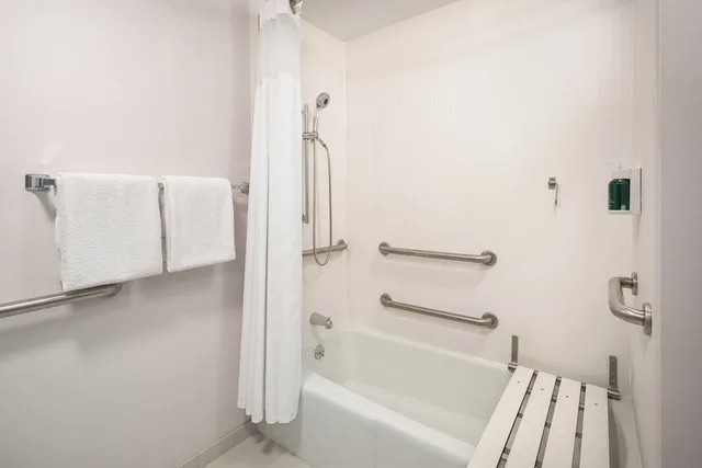 غرفة بسرير كينج مع أريكة، Courtyard by Marriott Rancho Cordova Sacramento 10/10