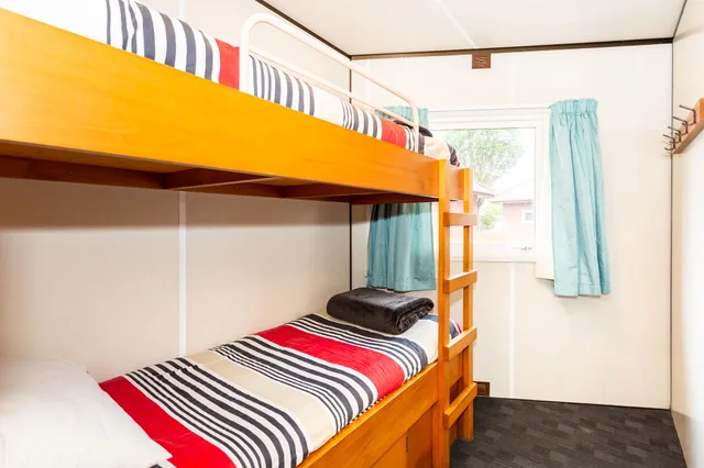غرفة بسرير مزدوج وسرير بطابقين بغرفتي نوم، Tasman Holiday Parks - Christchurch 2/9