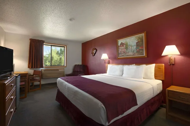 Efficiency, King Bed، Super 8 By Wyndham Eveleth 1/6