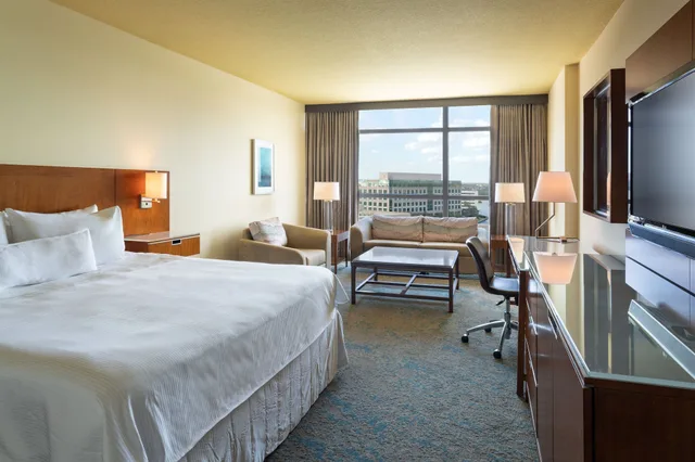 غرفة ديلوكس بسرير كينج بإطلالة مع أريكة، The Westin Tampa Bay 1/6