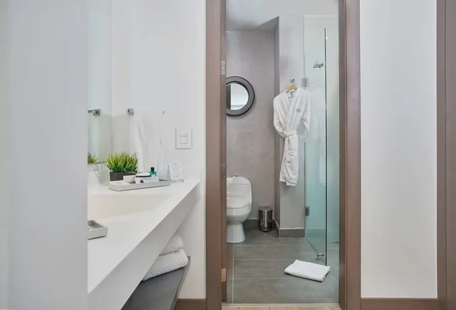 Emerald, Suite, King Bed، 100 Luxury Suites By Preferred 4/4
