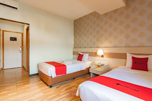 غرفة قياسية بسريرين منفصلين، RedDoorz Premium Near Bandung Station 3/7