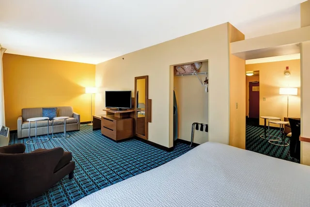 جناح بسرير كينج بغرفة نوم واحدة مع أريكة، Fairfield Inn By Marriott Christiansburg 1/1