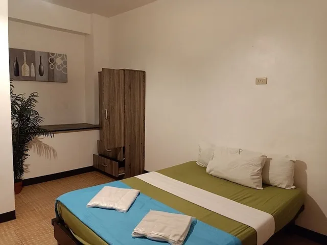 غرفة صغيرة بسرير مزدوج، MB s Garden Inn 1/5
