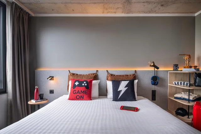 Moxy, Queen Bed, Harbour View, Corner، Moxy Bordeaux Hotel 2/3