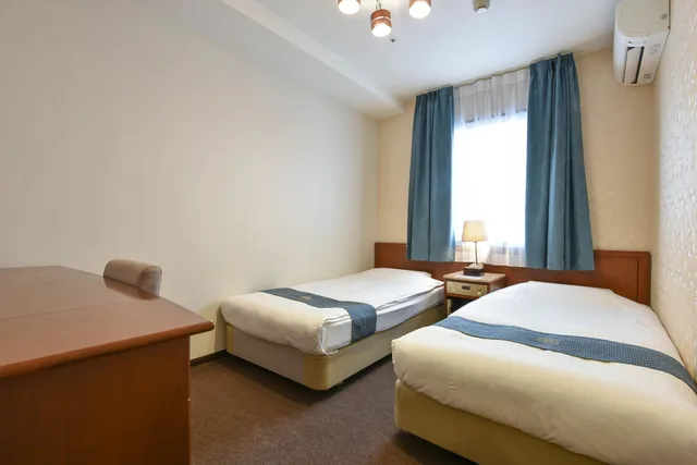غرفة بسريرين منفصلين وسريرين فرديين، New Osaka Hotel Shinsaibashi 2/10