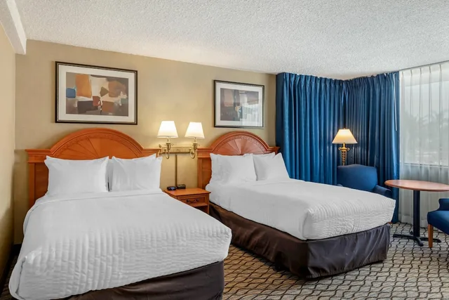 جناح ركني بسريرين مزدوجين مع أريكة، Clarion Hotel Anaheim Resort 2/5