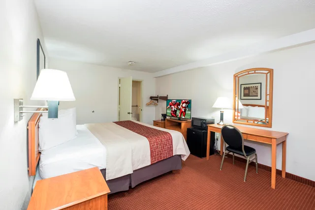 غرفة بسرير كينج لذوي الإعاقة، Red Roof Inn Columbus Northeast - Westerville 3/5