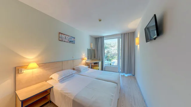 غرفة بسريرين منفصلين بشرفة، Madara Park Hotel 1/8