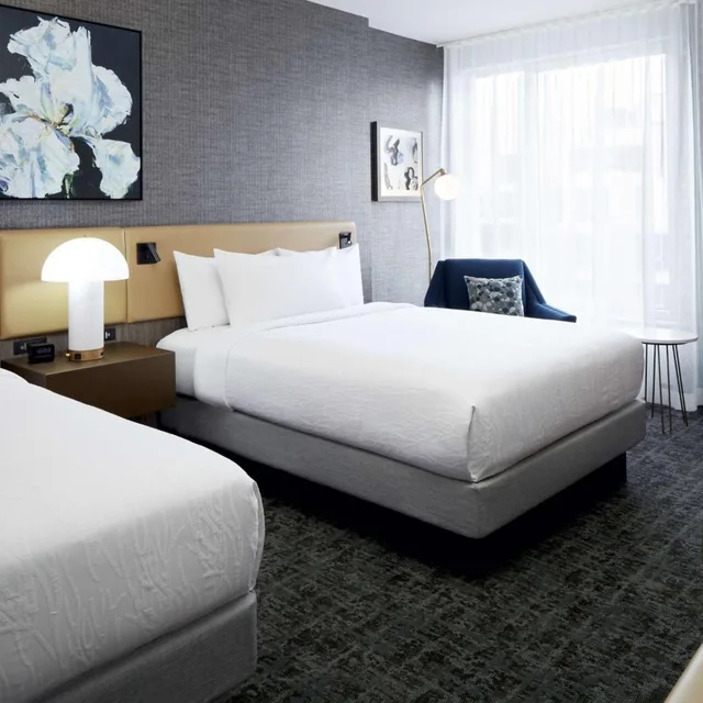 غرفة بريميوم بسرير كينج وسريرين كوين في الطابق العلوي، Hilton Garden Inn Montreal Midtown 2/8