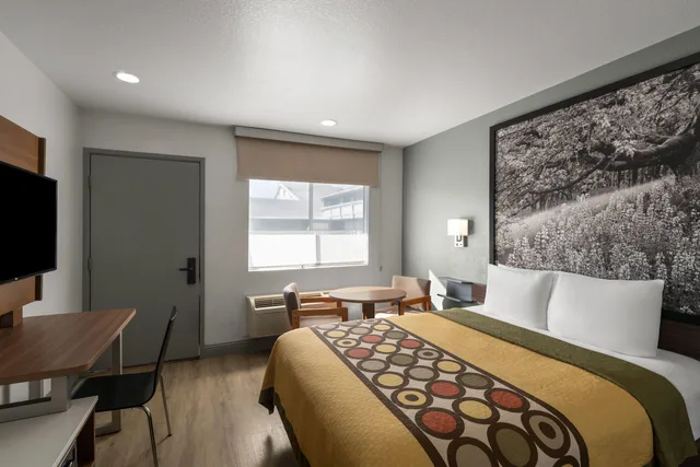 غرفة بسرير كوين، Super 8 by Wyndham Fort Bragg 3/5