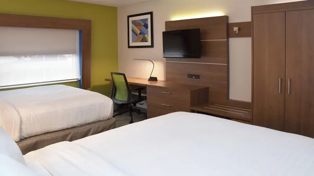Standard, 2 Queen Beds, Holiday Inn Express Mount Pleasant Scottdale 2/4