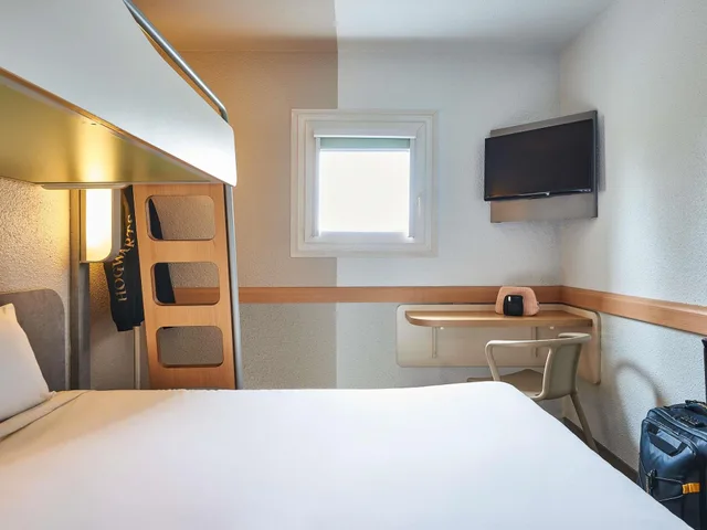 Room, Triple, Multiple Beds، Ibis Budget Versailles Chateau Saint Cyr 2/5