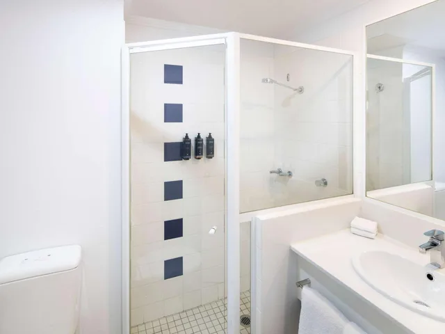 غرفة قياسية بسرير كينج وسرير كوين، Mercure Sydney Bankstown 9/10