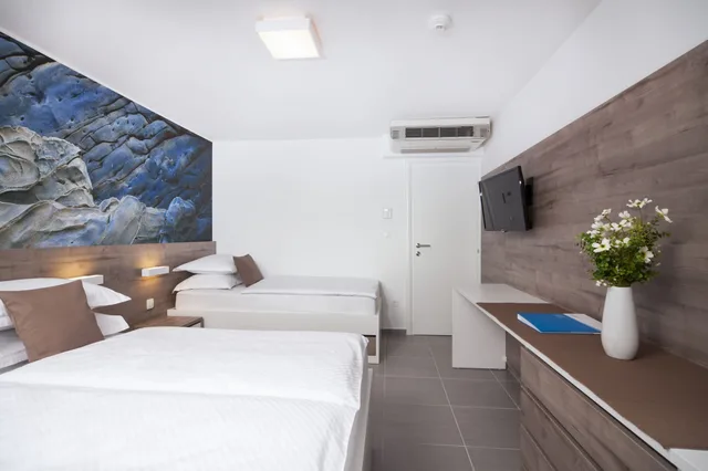 غرفة سوبيريور بسرير مزدوج وسرير فردي بشرفة في الملحق، Bluesun Hotel Neptun 1/4
