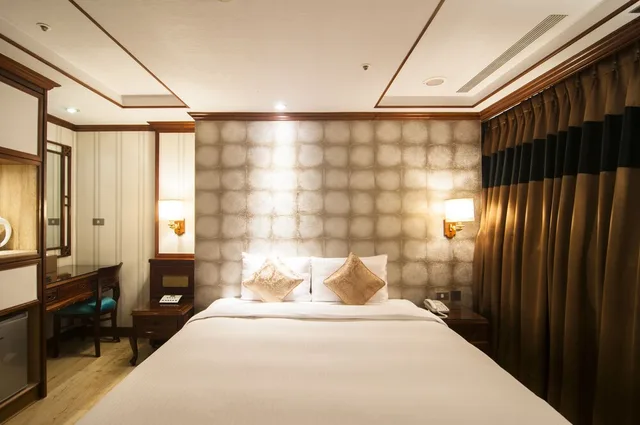 غرفة كلاسيكية بسرير كوين، Silken Hotel 1/6