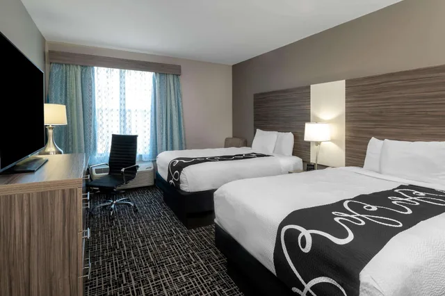 غرفة بسريرين كوين، La Quinta Inn & Suites by Wyndham Forsyth 2/6