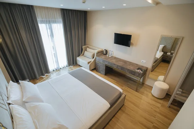 غرفة كومفورت بسرير كينج بإطلالة جزئية على البحر مع أريكة، Brilliant Hotel & SPA Golem 1/4
