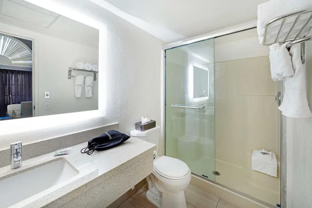 جناح بسرير كينج بشرفة بجاكوزي، Best Western Posada Royale Hotel & Suites 2/2