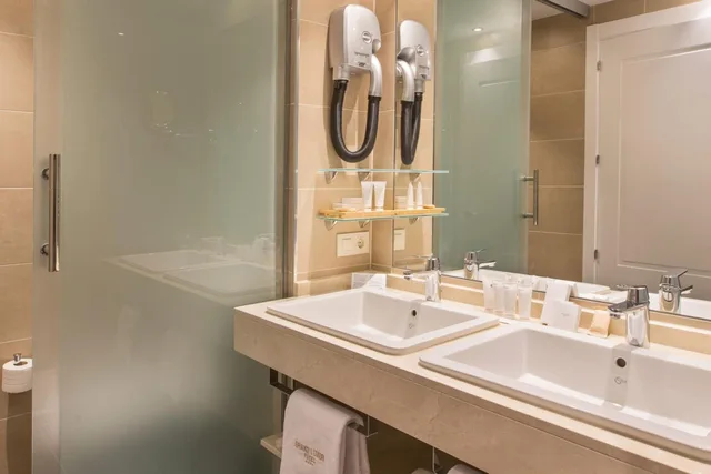 غرفة كلاسيكية بسرير مزدوج بإطلالة على البحر بشرفة مع أريكة، Four Points by Sheraton Costa Blanca 9/10