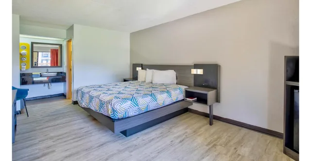 1 King Bed - Non-Smoking, Motel6 Ashland, VA 2/7