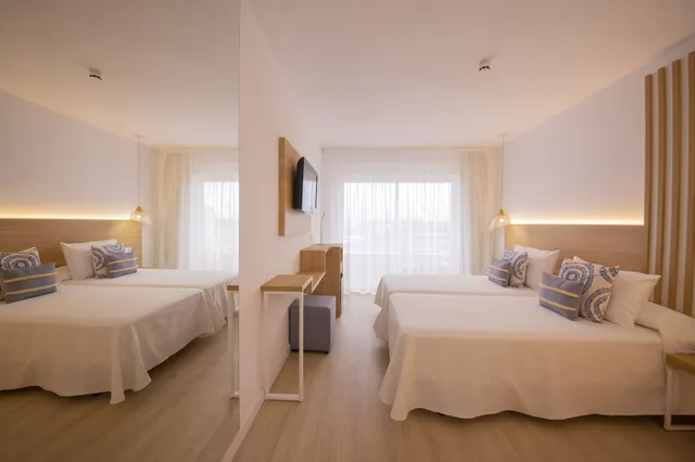 غرفة ثلاثية بثلاثة أسرّة بإطلالة على المسبح، Hotel Cala Font 1/5