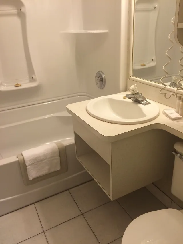 غرفة قياسية بسرير كوين، Travelodge by Wyndham Winnipeg East 9/9