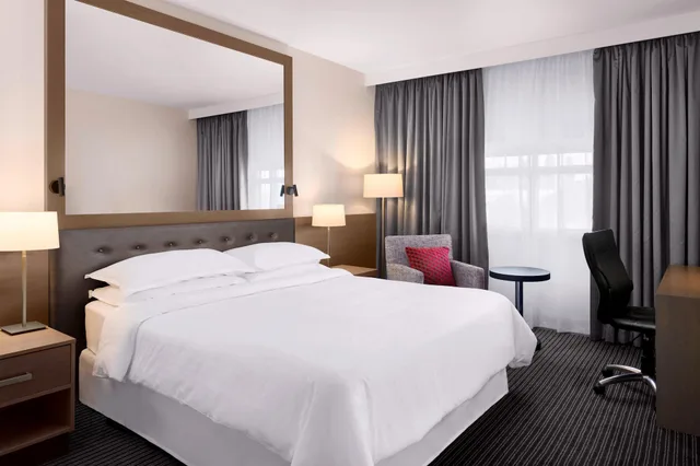 غرفة ديلوكس بسرير كوين، Sheraton Heathrow Hotel 1/7